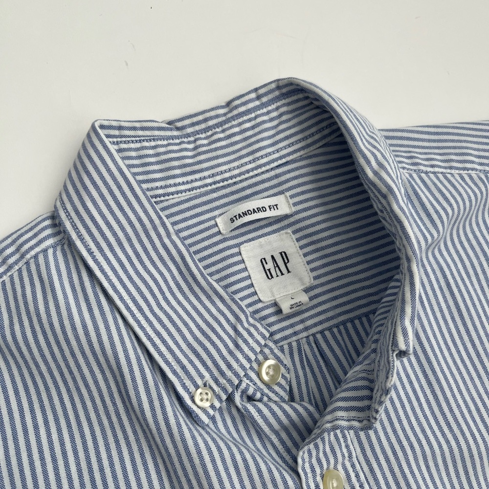 Gap men’s blue candy stripe standard fit oxford shirt